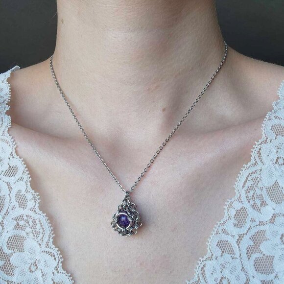 Gothic purple chainmaille necklace with a small silver chain - Picture 2 of 6